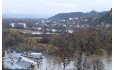 Vodostaji trenutno opadaju, službe u pripravnosti