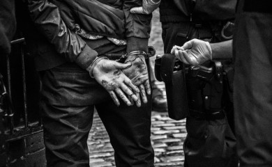 Uhapšen nastavnik zbog prijave za bludne radnje, prijavila ga maloljetna učenica