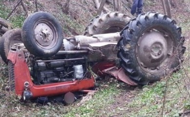 Vozač poginuo u prevrtanju traktora
