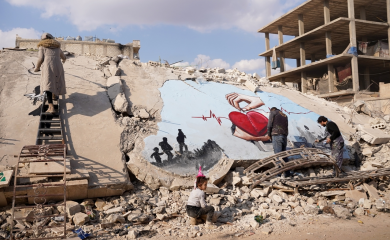 Da ti srce pukne: Umjetnici u Siriji naslikali mural na ruševinama i poslali snažnu poruku svijetu (FOTO)