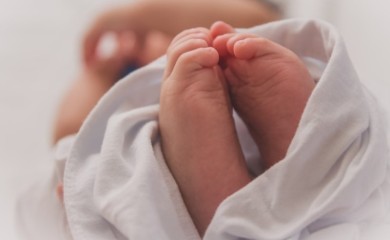 TUKLA BEBU DO SMRTI: Majka poslije iživljavanja nazvala hitnu pomoć, ljekari dijete zatekli u užasnom stanju