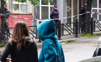 Učenik Ribnikara prijetio nožem, stavljao na TikTok uznemirujuće snimke