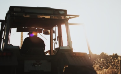 Nije mu bilo spasa: Muškarca hidraulika priklještila uz traktor