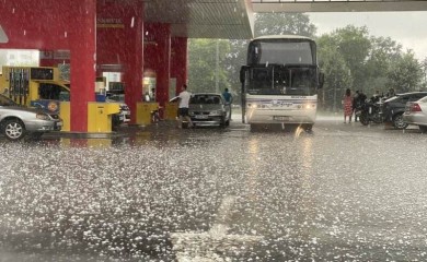 U Banjaluci nakon nevremena prijavljena oštećenja na tridesetak vozila i nekoliko kuća