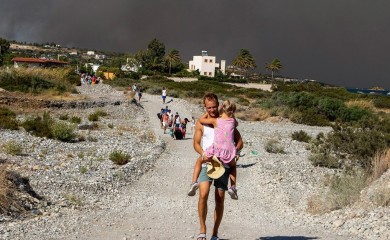 Dramatično u Grčkoj: Vatra zahvatila kuće i hotele, bježe hiljade ljudi