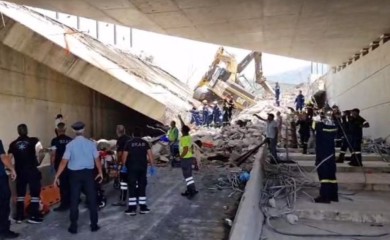 Drama u Grčkoj! Urušio se most, nekoliko ljudi blokirano ispod ruševina
