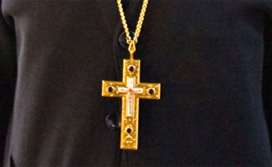 Svešteniku iz Crne Gore zabranili da glasa u mantiji