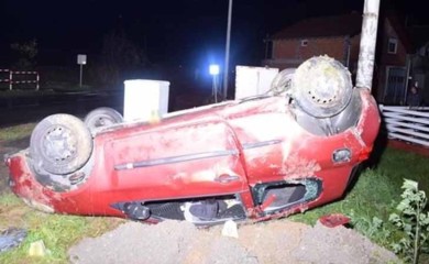 Automobil završio na krovu, tri osobe povrijeđene