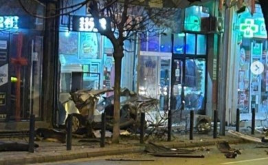 Stravična nesreća u Srbiji: Auto prepolovljen, dio uletio u izlog (FOTO, VIDEO)