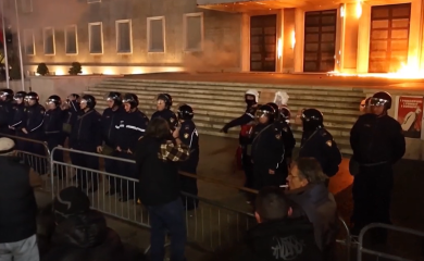 Haos u Tirani: Molotovljeve koktele bacali na rezidenciju Edija Rame