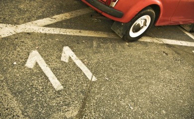 Na parkingu kod bolnice golfom pregazio ženi stopalo