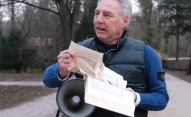 Novi slučaj islamofobije u slobodarskoj Evropi: Pocijepao Kur'an u centru Haga