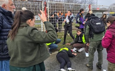 Vozač se kolima zaletio na okupljene građane i udario studentkinju