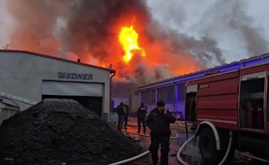 Veliki požar u industrijskoj zoni Novog Pazara: Gore magacini sa tekstilom, više radnika zatražilo pomoć