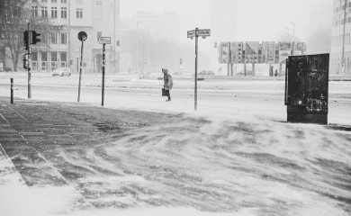 Gotovo milion ljudi bez struje zbog zimske oluje, poginuo vatrogasac (VIDEO)