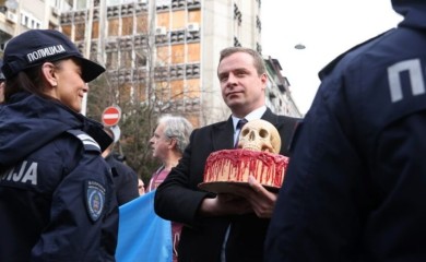 Ukrajinski aktivisti u Beogradu: Ostavili krvavu tortu s lobanjom ispred ruske ambasade (FOTO)
