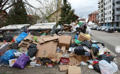 Poražavajući prizori sa banjalučkih ulica: Grad zatrpan, kontejneri se NE VIDE OD SMEĆA, građani STRAHUJU OD ZARAZA