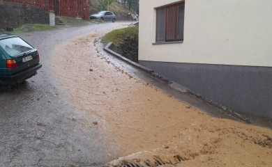 Poplava u Srebrenici, pod vodom podrumi i kafić (FOTO)