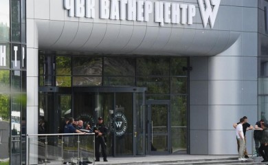 Opkoljena zgrada Vagnera u Sankt Petersburgu (VIDEO)