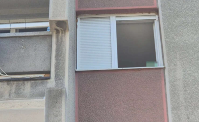 Čovjek je pokušao da joj pomogne, a onda su oboje završili u bolnici: Otkriveno zbog čega je djevojka PALA KROZ PROZOR na dostavljača