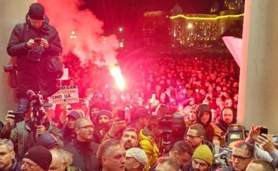 Blokiran centar Beograda: Učesnici protesta razvalili vrata Skupštine grada, oglasio se i Vučić