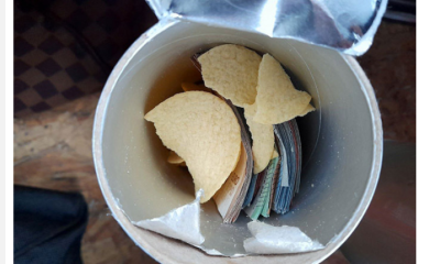 Pokušao prošvercovati 30.000 evra u limenci čipsa