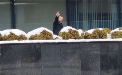 Vukanović snimio Nešića kako ispred Parlamenta BiH pokazuje tri prsta: Ode ti s Dodikom!