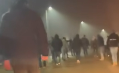 Jezivi snimak iz Tuzle: Torcida palicama kreće na Delije (VIDEO)