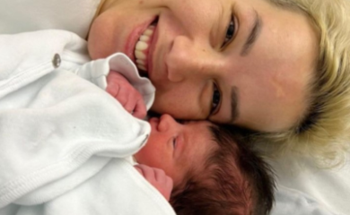 Prizor koji će vas raznježiti: Djevojka sa krilima privila bebu na grudi (VIDEO)