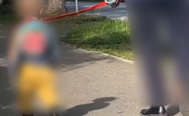Internet bruji zbog snimka iz Zagreba: Čovjek vodi DIJETE NA POVOCU, ljudi se pitaju "Gdje je Centar za socijalni rad?"