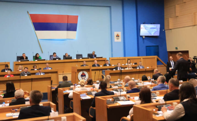 LEZI 'LEBE DA TE JEDEM Dok građani krpe kraj s krajem, političari se časte VEĆIM PLATAMA