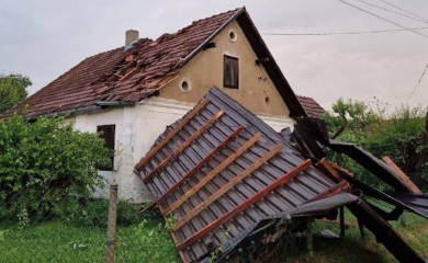 Tragedija u Prnjavoru: Radnik poginuo dok je popravljao kvarove nakon nevremena
