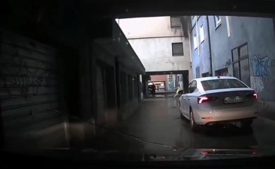 Urušio se krov zgrade u Novom Sadu, dječaci se spasili u posljednji čas (VIDEO)