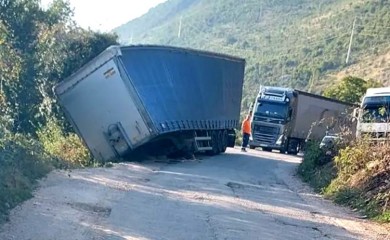 Otkačila se prikolica kamiona nasred puta Berkovići - Bileća