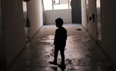 Ugroženi dječak sa posebnim potrebama primoran da pije svoj urin i jede izmet