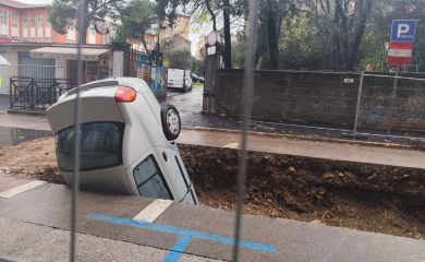 Nezgoda u Hrvatskoj: Automobil upao u rupu
