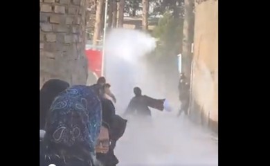 Protestovale žene u Avganistanu, talibani ih rastjerivali vodenim topovima