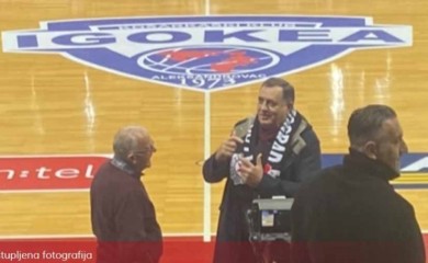 Dodik na meču Igokee i Partizana sa crno-bijelim šalom