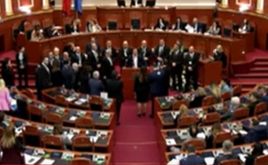 Haos u Skupštini: Bivši premijer blokirao govornicu pa izbačen