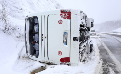 Detalji nesreće prevrnutog autobusa: Žena u kritičnom stanju, otežan saobraćaj