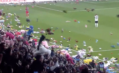 Divan gest: Navijači zasuli teren igračkama (VIDEO)