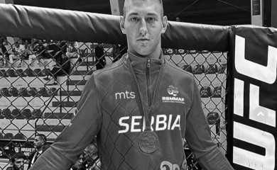 Potresne scene na mjestu ubistva MMA borca Stefana Savića: Više desetina ljudi U SUZAMA PALI SVIJEĆE, na mjestu zločina nalazi se njegova slika