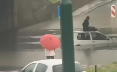 Haos u Sarajevu: Auto potopljen, vozač se popeo na krov (VIDEO)