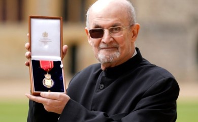 Ruždi piše knjigu o stravičnom napadu poslije kojeg je izgubio vid na jednom oku