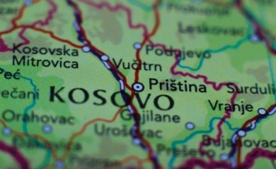 Sirene na sjeveru Kosova: Pripadnici kosovske policije oko zgrada opština