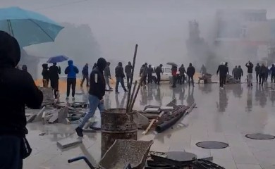 Centar Leposavića u dimu: Srbi pokušali da spriječe nelegalno zauzimanje opštine (VIDEO)