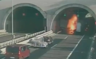 Kamion se zabio u cisternu u tunelu, buknuo požar VIDEO