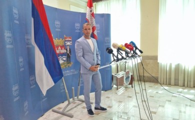 Krenuli su “đonom u lice”: Stanivuković pozvao narod ispred Gradske uprave