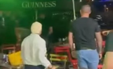 Uletio džipom u baštu punu gostiju (VIDEO)