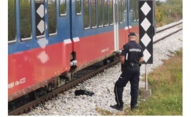 SRBIJA: Blokada na pruzi, mašinovođa izbjegao katastrofu